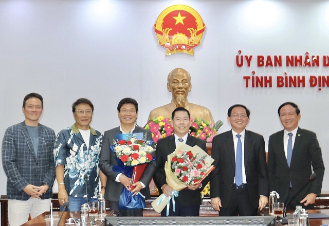Lãnh đạo tỉnh Bình Định tặng hoa cho các bên ký kết Bản ghi nhớ hợp tác. Ảnh: TTXTĐT.