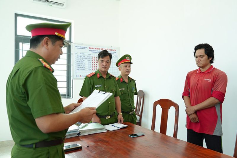 Cơ quan cảnh sát điều tra đọc lệnh bắt tạm giam Nguyễn Thành Duy. Ảnh: Công an Bình Thuận