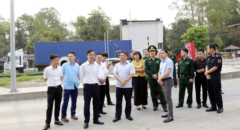 Đoàn công tác do Phó Chủ tịch UBND tỉnh Lạng Sơn Đoàn Thanh Sơn làm trưởng đoàn kiểm tra thực tế và làm việc với doanh nghiệp, đơn vị liên quan tại cửa khẩu
