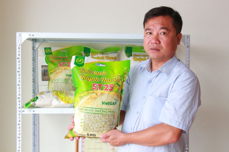 Ông Lê Văn Thanh, Giám đốc Công ty TNHH Thương mại Thanh Đoàn giới thiệu về sản phẩm gạo sạch của Công ty