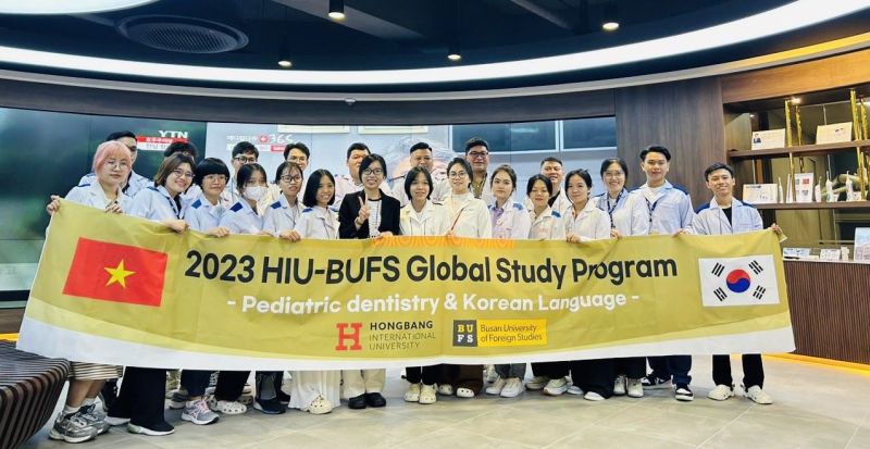 Sinh viên khoa RHM HIU trong chuyến đi thực hành và học tập tại các bệnh viện nha khoa của Hàn Quốc - Ảnh: VGP/PD