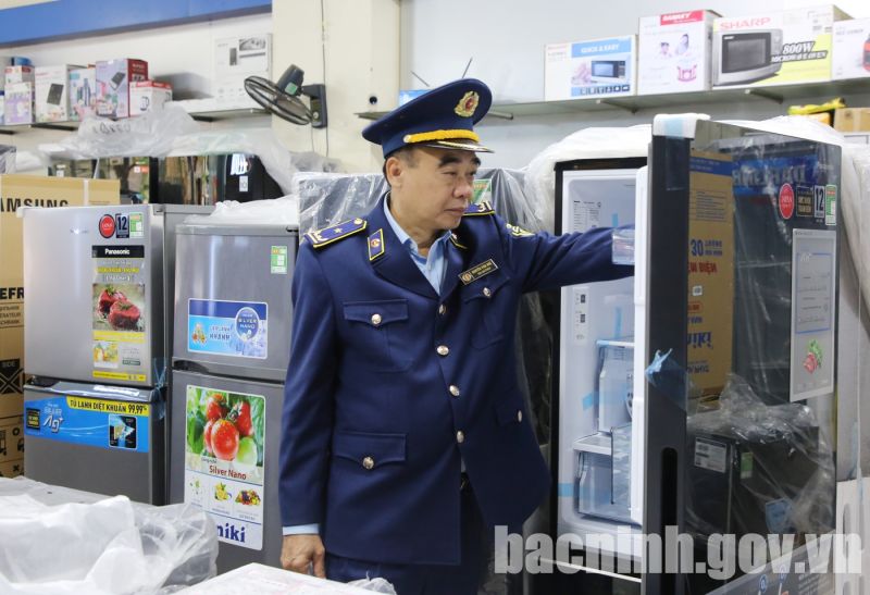 Lực lượng Quản lý thị trường kiểm tra cửa hàng điện máy tại thành phố Bắc Ninh (Ảnh: bacninh.gov.vn)