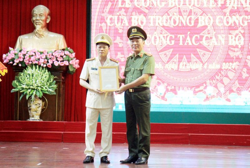 Thượng trướng Trần Quốc Tỏ đã trao quyết định trên tới Đại tá Nguyễn Hữu Mạnh.