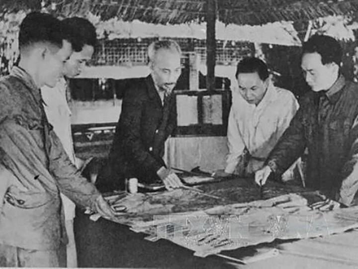 Trung ương Đảng và Chủ tịch Hồ Chí Minh quyết định mở màn trận chiến lược với quyết tâm tiêu diệt tập đoàn cứ điểm của Pháp tại Điện Biên Phủ. (Ảnh tư liệu: TTXVN)