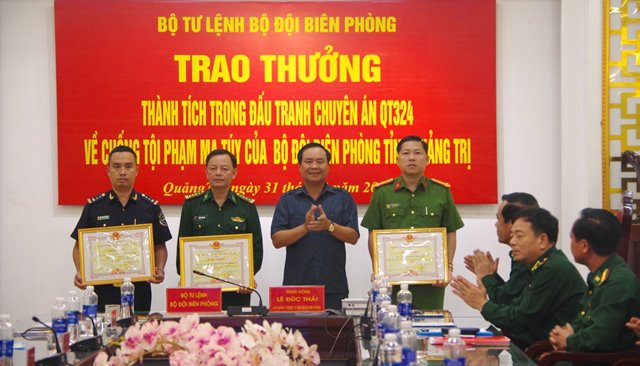 Ông Võ Văn Hưng, Chủ tịch UBND tỉnh Quảng Trị trao Bằng khen cho các lực lượng tham gia chuyên án QT 324