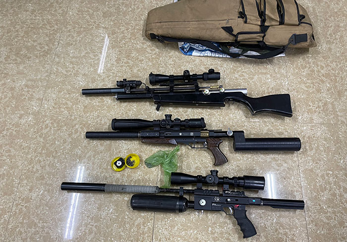 Nhiều khẩu súng hơi được Công an tỉnh Thừa Thiên-Huế thu giữ. Ảnh báo Công an Nhân dân.