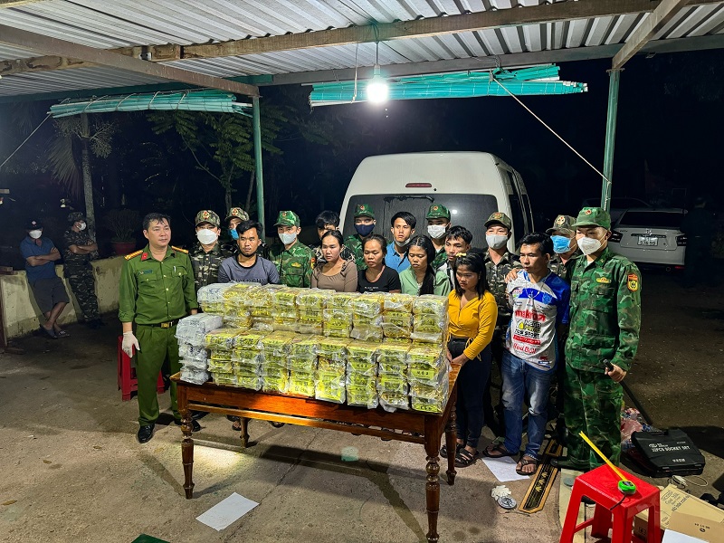 lực lượng chức năng bắt giữ 9 đối tượng (gồm 5 đối tượng nam giới và 4 đối tượng nữ giới) cùng trú tại huyện Pakading, tỉnh Borikhamxay, Lào đang có hành vi vận chuyển trái phép 100 kg ma túy đá