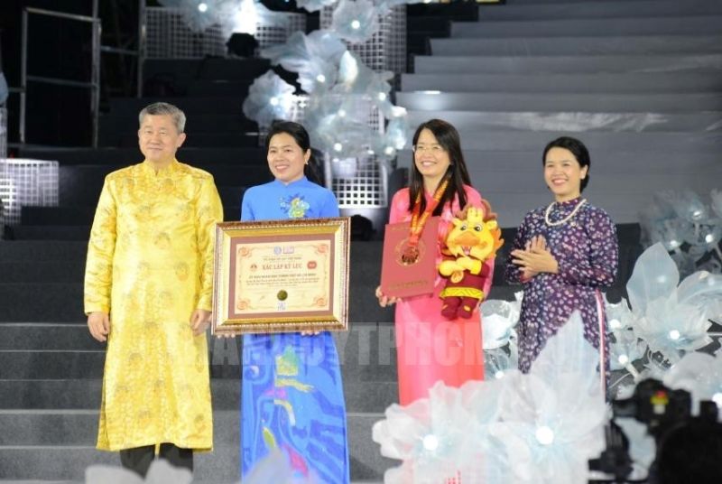 Ban tổ chức Lễ hội Áo dài nhận bằng xác lập Kỷ lục Việt Nam
