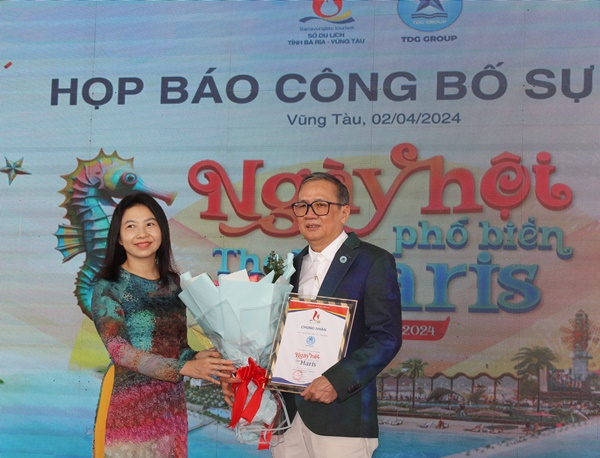 Bà Trần Thị Thu Hiền, Phó Giám đốc Sở Du lịch trao chứng nhận cho đơn vị đăng cai tổ chức sự kiện.