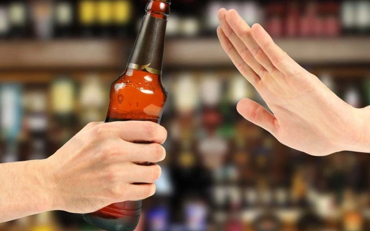 Tránh xa các loại rượu bia đồ uống có cồn là cách phòng ngừa và cải thiện tình trạng tinh trùng yếu hiệu quả