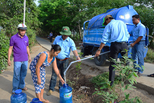 Xe cung cấp nước sạch cho người dân tại Sóc Trăng. Ảnh: XC