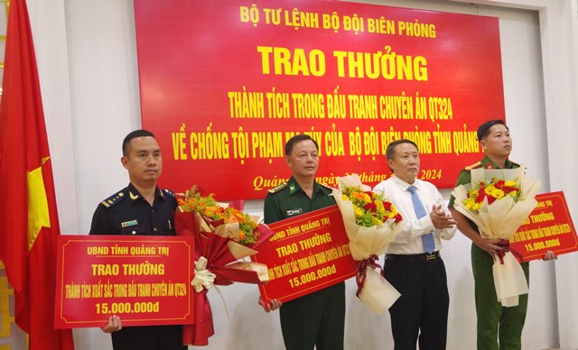 Ông Hà Sỹ Đồng Phó Chủ tịch TT UBND tỉnh Quảng Trị trao thưởng cho các lực lượng tham gia phá án.