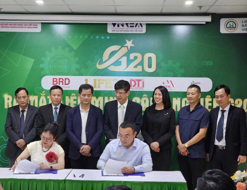 Bà Trần Thị Thu Hiền TGĐ DTJ Group đại diện Liên minh công nghiệp G20 ký kết thoả thuận hợp tác với Công ty CP Đầu tư Hưng Yên - Chủ đầu tư Cụm Công nghiệp Hưng Yên