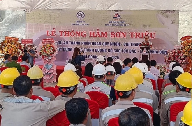 Quang cảnh Lễ thông hầm Sơn Triệu. Anh: Viết Ngọc