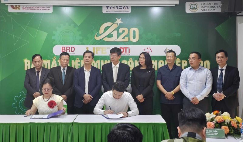 Bà Trần Thị Thu Hiền TGĐ DTJ Group đại diện Liên minh công nghiệp G20 ký kết thoả thuận hợp tác với Công ty CP Vertexco Sóc Đăng - Chủ đầu tư Cụm Công nghiệp Sóc Đăng