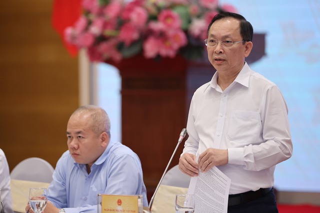Phó Thống đốc NHNN Đào Minh Tú trao đổi về vấn đề điều hành tỷ giá trong thời gian tới - Ảnh: VGP/Nhật Bắc