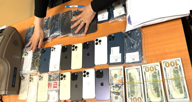 Bắt giữ hai nữ hành khách vận chuyển hàng lậu trị giá 6 tỷ đồng