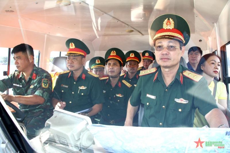 Trung tướng Nguyễn Văn Nam, Tư lệnh Bộ tư lệnh TP Hồ Chí Minh dẫn đầu đoàn công tác khảo sát điểm bắn pháo hoa.