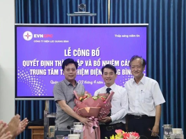 Ông Hoàng Hiếu Trung- Giám đốc PC Quảng Bình (bên trái) tặng hoa chúc mừng ông Lê Đức Dũng - Giám đốc Trung tâm thí nghiệm điện Quảng Bình.