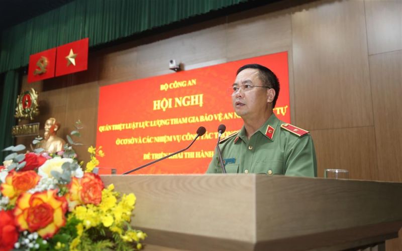 Thiếu tướng Phạm Công Nguyên, Cục trưởng Cục Pháp chế và cải cách hành chính, tư pháp trình bày tóm tắt nội dung cơ bản của Luật Lực lượng tham gia bảo vệ ANTT ở cơ sở.