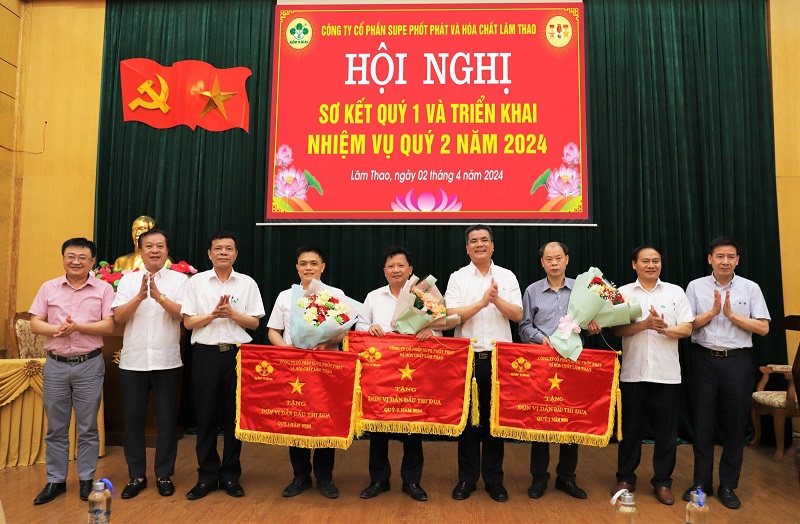 Ông Phạm Thanh Tùng - Bí thư Đảng ủy, Tổng Giám đốc, Chủ tịch Hội đồng Thi đua khen thưởng trao tặng Cờ đơn vị dẫn đầu thi đua cho các đơn vị