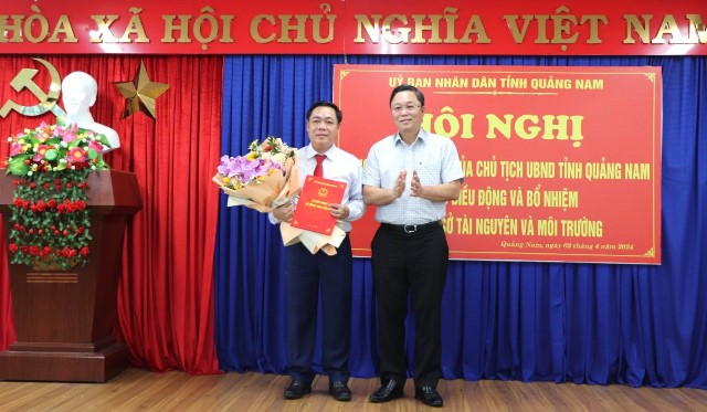 Chủ tịch UBND tỉnh Lê Trí Thanh trao Quyết định điều động, bổ nhiệm ông Bùi Ngọc Ảnh