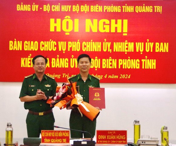 Trao Quyết định của Bộ trưởng Bộ Quốc phòng về việc cán bộ nghỉ hưu đối với đồng chí Đại tá Ngô Xuân Thường, Phó Chính uỷ BĐBP tỉnh.