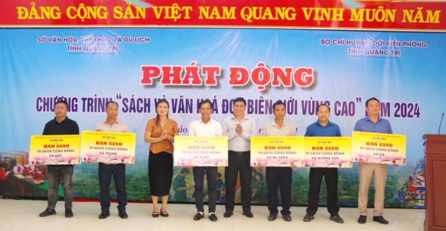 Lãnh đạo Ủy ban MTTQ Việt Nam tỉnh và Ban Dân tộc tỉnh trao biển tượng trưng bàn giao tủ sách cộng đồng cho các xã