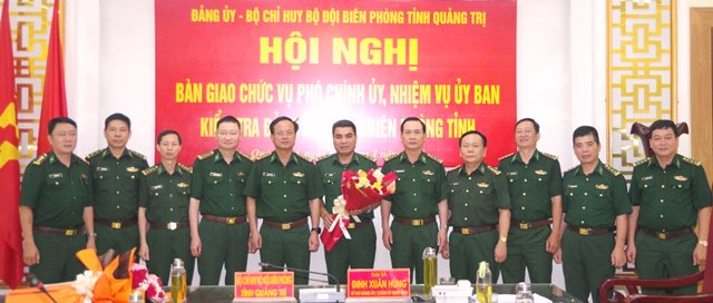 Tặng hoa, chúc mừng đồng chí Trung tá Hồ Phú Vinh nhận quyết định Phó Chính ủy BĐBP tỉnh.