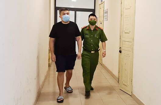 Nguyễn Minh Thành bị dẫn giải về trụ sở công an, tháng 10/2021. Ảnh: Cơ quan điều tra