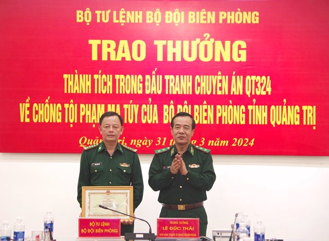 Trung tướng Lê Đức Thái, Ủy viên TW Đảng, Ủy viên Quân ủy TW, Tư lệnh BĐBP trao Bằng khen cho Ban Chuyên án QT 324