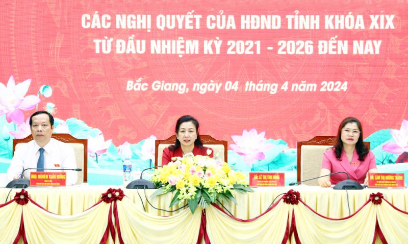 Các đồng chí Thường trực HĐND tỉnh chủ trì hội nghị. Các đồng chí Thường trực HĐND tỉnh chủ trì hội nghị.