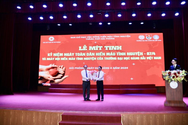 Phó Chủ tịch UBND thành phố Lê Khắc Nam tặng hoa cảm ơn Trường Đại học Hàng Hải.