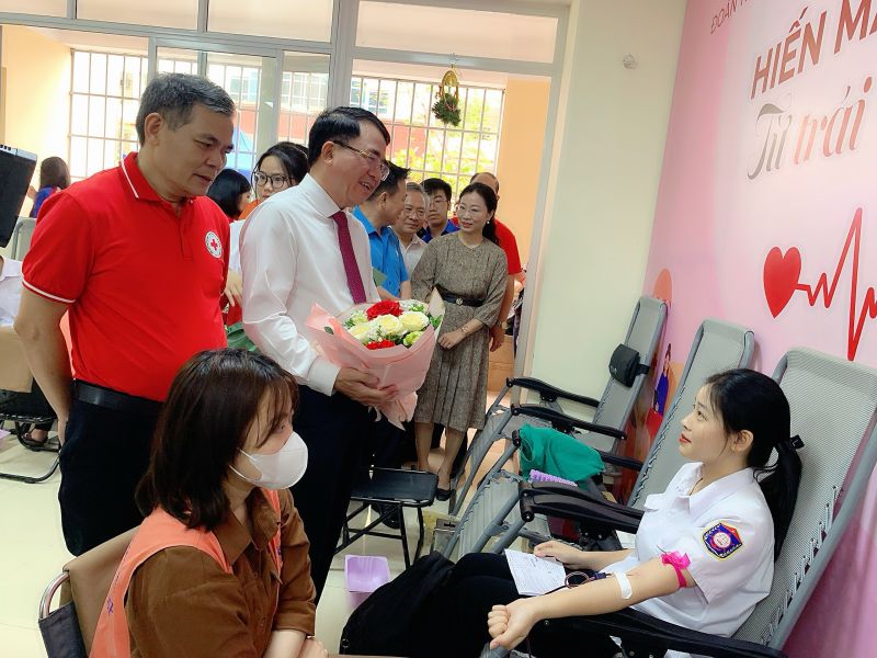 Lãnh đạo thành phố tặng hoa người hiến máu
