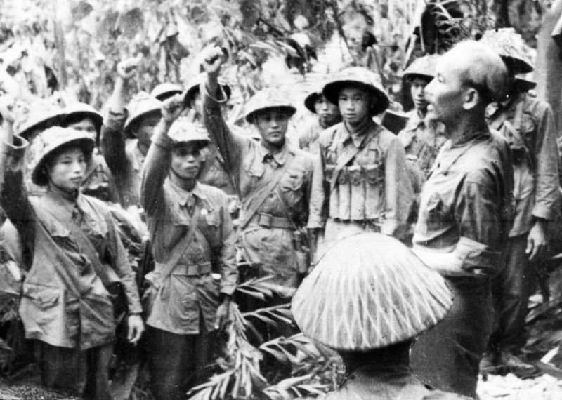 Chủ tịch Hồ Chí Minh đến thăm và nói chuyện với một đơn vị bộ đội tham gia Chiến dịch Điện Biên Phủ năm 1954. Ảnh tư liệu.