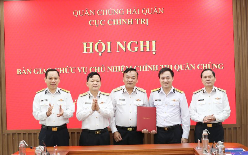 Chuẩn Đô đốc Phạm Văn Quang bàn giao nhiệm vụ, chức trách cho Đại tá Vũ Anh Tuấn