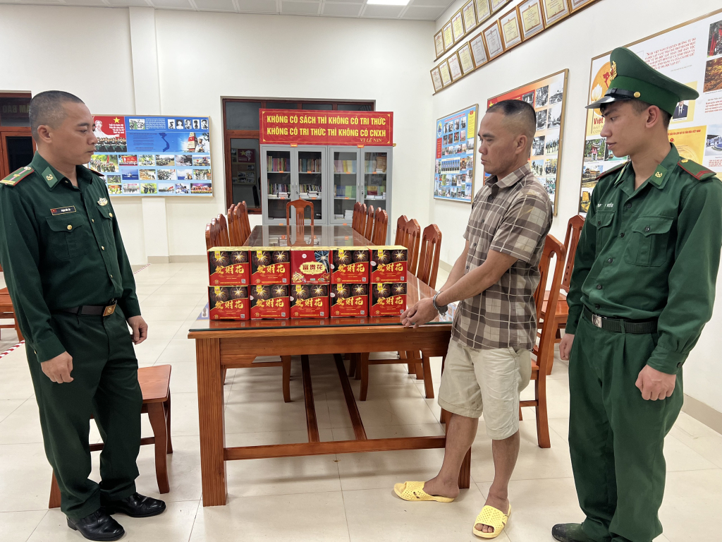 Đối tượng Thít cùng tang vật được đưa về Đồn BP Pò Hèn để điều tra, xử lý theo quy định.