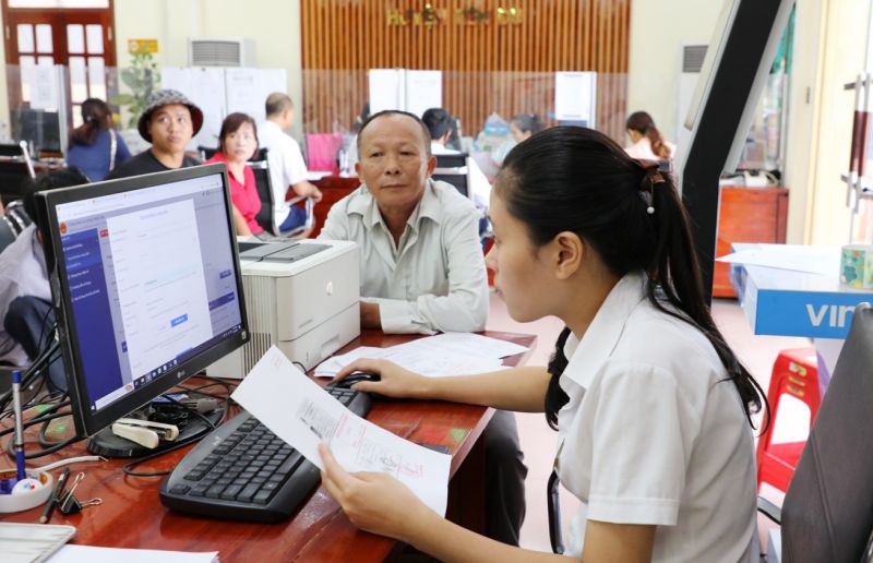 Cán bộ Trung tâm hành chính công hướng dẫn người dân lập tài khoản trên Cổng dịch vụ công. Cán bộ Trung tâm hành chính công hướng dẫn người dân lập tài khoản trên Cổng dịch vụ công.
