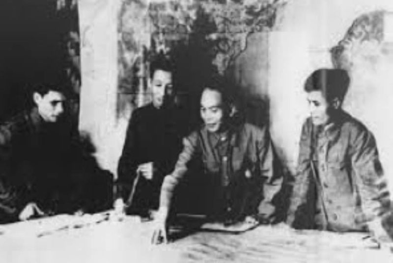 Đại tướng Võ Nguyên Giáp cùng các đồng chí họp bàn đánh địch trong chiến dịch Điện Biên Phủ. Ảnh tư liệu.
