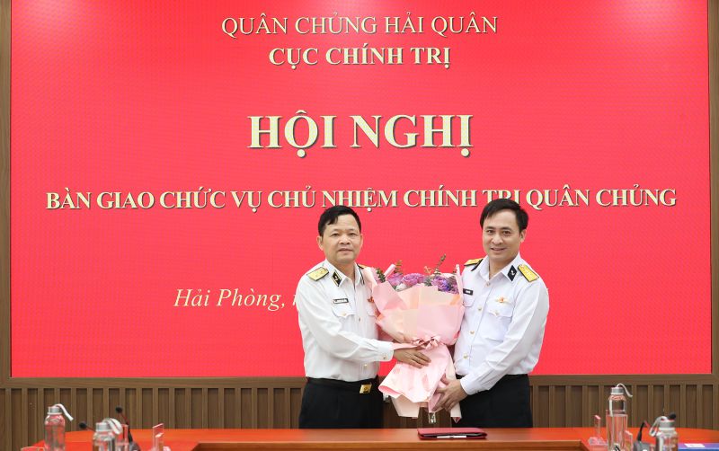 Trung tướng Nguyễn Văn Bổng tặng hoa chúc mừng Đại tá Vũ Anh Tuấn