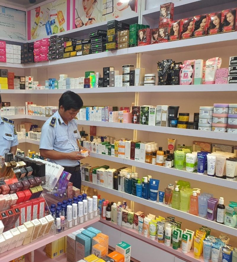 Lực lượng chức năng kiểm tra mỹ phẩm đang chào bán