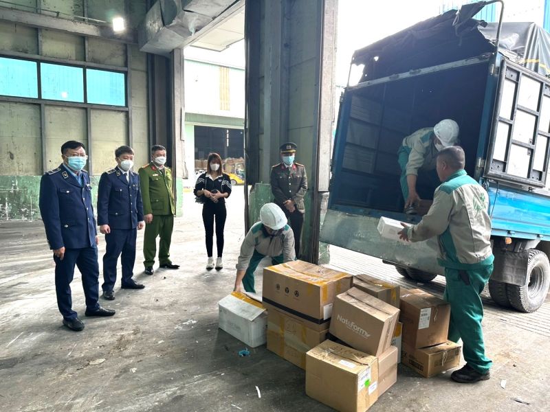 Lực lượng quản lý thị trường Bắc Ninh giám sát việc tiêu hủy hàng hóa vi phạm
