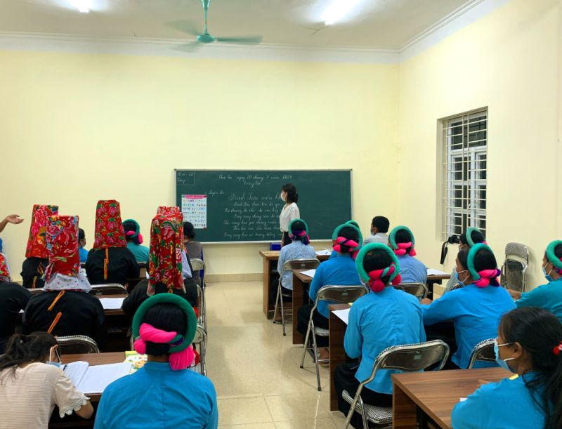 Lớp học xóa mù chữ cho bà con dân tộc Dao, Sán Chỉ... ở các thôn, bản xã Hoành Mô năm 2023 (Ảnh minh họa).