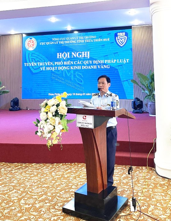 Ông Phan Hùng Sơn- Cục trưởng QLTT tỉnh Thừa Thiên Huế đang phổ biến pháp luật về kinh doanh vàng