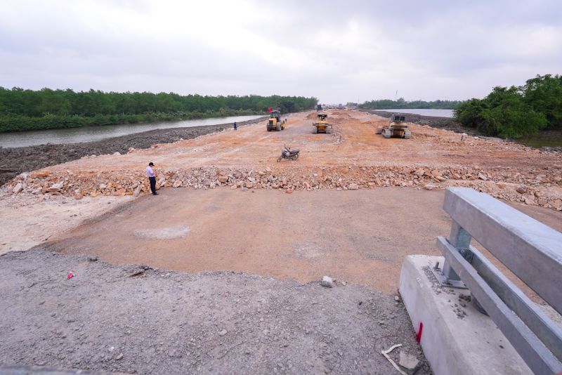 Dự án Đường dẫn cầu Bến Rừng thuộc địa phận tỉnh Quảng Ninh dài 2,3km và nút giao với tổng mức đầu tư 356 tỷ đồng sử dụng ngân sách tỉnh Quảng Ninh, dự kiến sẽ hoàn thành cùng với cầu Bến Rừng.