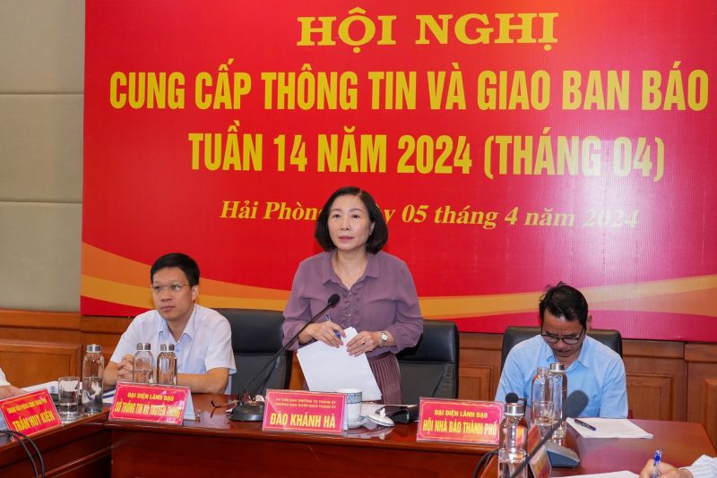 Đồng chí Đào Khánh Hà, Uỷ viên Ban Thường vụ - Trưởng Ban Tuyên giáo Thành uỷ phát biểu tại Hội nghị
