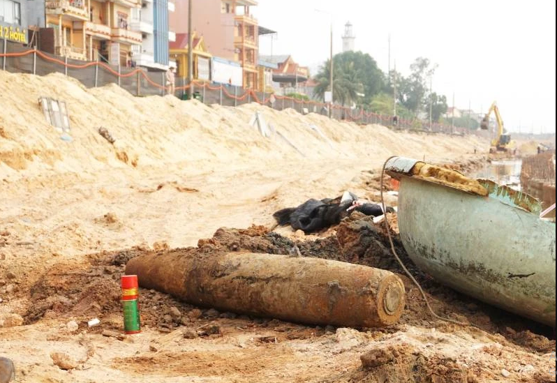 Quả bom sót lại sau chiến tranh chưa nổ nằm bên đường Trương Pháp, nơi có mật độ dân cư và phương tiện đông đúc của thành phố Đồng Hới.