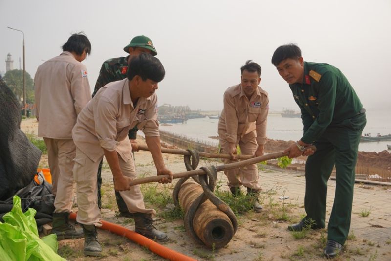 Di chuyển quả bom về khu vực hủy nổ.