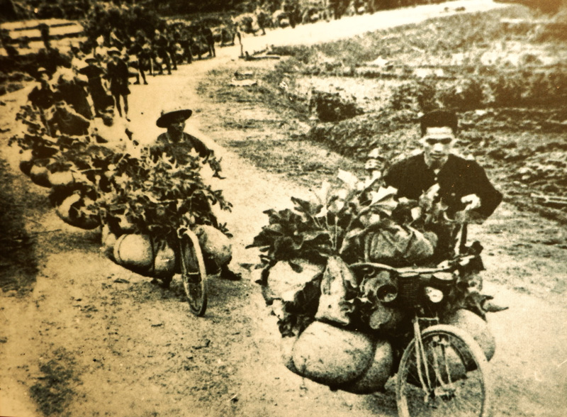 Đoàn dân công xe đạp thồ vận chuyển hàng phục vụ Bộ đội tại chiến trường Điện Biên Phủ năm 1954. Ảnh tư liệu.