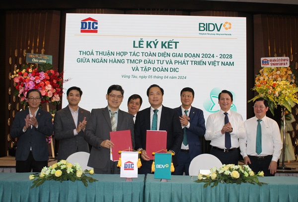 Ông Nguyễn Quang Tín – Tổng Giám đốc Tập đoàn DIC và Ông Lê Mạnh Hùng – Giám đốc BIDV Chi nhánh Bà Rịa Vũng Tàu, đại diện lãnh đạo 2 đơn vị ký kết thỏa thuận hợp tác toàn diện.